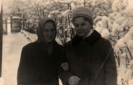 с мамой Варварой Ивановной. ноябрь 1970г.