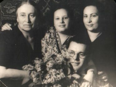 Галина Леонидовна с сестрой, мужем сестры и своей мамой