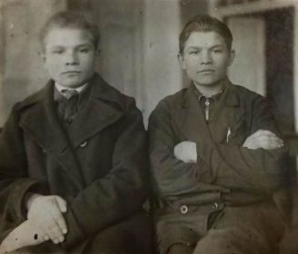 Братья-близнецы Кокшаров Семён и Георгий, 18 лет. 1936 г.