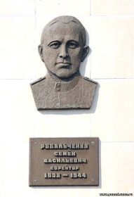 На центральной площади села Дубовского находится Братская могила (мемориал), здесь в 2003 году были установлены барельефы в честь Героев Советского Союза урожен...