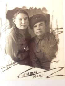 С  сестрой Антонидой (январь 1943)