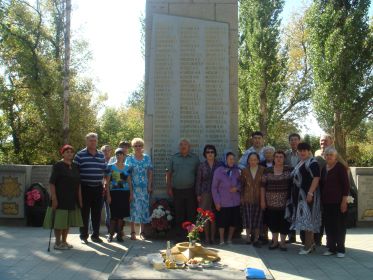 х. Ближнеосиновский. Братская могила советских воинов, погибших в дни Сталинградской битвы. Обелиск сооружен в 1957 г.