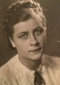 Вера Сукневич на выпускном вечере Молодинской средней школы. 21 июня 1941 года