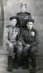 Пешков Федор Ильич (слева) со своими однополчанами