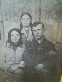 фотография, сделанная перед войной. На ней бабушка, дедушка и моя мама…
