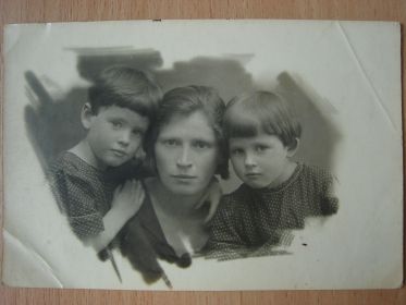 Фото военныхх лет с дочерьми, близнецами Лидой и Наташей (1937 г.р.)