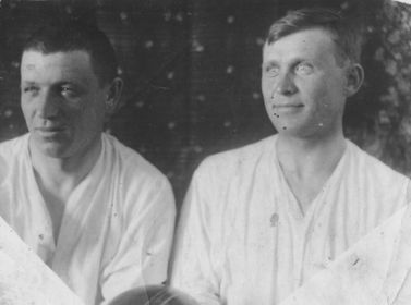 В госпитале в Сталинграде (на фото слева)