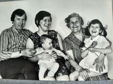 Роза Львовна с дочерью Светланой, зятем Вениамином Андреенко и внуками Аней и Андреем