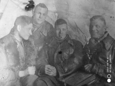 Командир эскадрильи 267-го истребительного авиационного полка капитан Маев Сергей Иванович с товарищами
