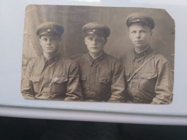 Азаркин Ф.А. (слева) с сослуживцами 1938 год