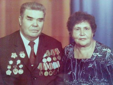 Со своей женой Кармишиной Марией Емельяновной.