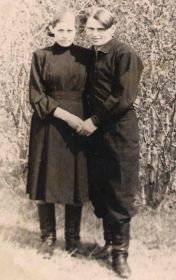 Послевоенное фото с супругой Ниной Васильевной