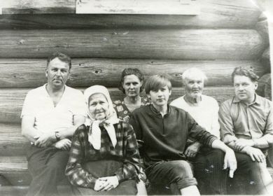 Под окнами родительского дома в деревне Бухолове. С пожилыми родителями, братом Николаем, женой Анной и сыном Александром. Примерно 1972-1973 год.