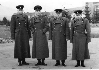 Полковник Трассоруб И.М. (с дважды героем СССР Петровым В.С., в центре)