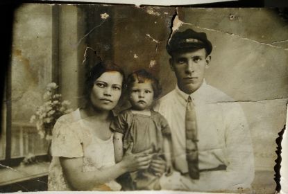 Фотография 1929 г. -  Наш прадед Лаврентий Михайлович с нашей прабабушкой Еленой и годовалым нашим дедом, Анатолием Лаврентьевичем
