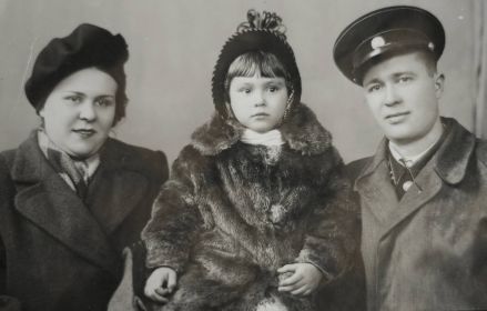 Семья Шеремет с лево на право : Калиста Алексеевна (жена), Вера Степановна(дочь), Степан Федосеевич
