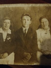 На фото Осипова Евгения, Лысов Василий, Еремеева Елена. 26 июня 1939 года.