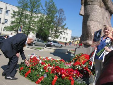 Качуровский Александр Антонович (сын ветерана) возложение венков к могиле неизвестного солдата