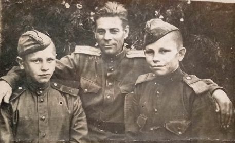 Виноградов Д.П. с юными участниками войны, 1945 г.