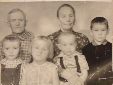 С женой Прасковьей Васильевной Березиной (Бородиной), и внуками - Виктором, Ириной, Владимиром, Александром (слева направо).