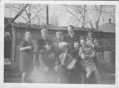 Семейная послевоенная фотография. Мой прадед Щербаков Алексей Никитович (с орденами на груди) сидит в нижнем ряду крайний слева.