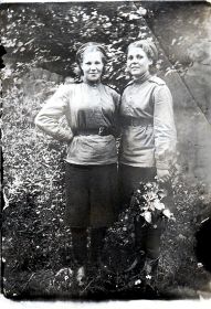 Азаркина (Лагутенкова) М.П. с сослуживицей