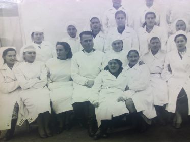 Молдавская ССР. г. Кагул 1951г. осень. Кагульская поликлиника. (Моя мама - первая во втором ряду слева)