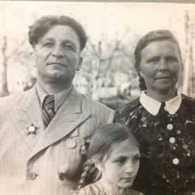 На демонстрации, посвященной 1 мая 1952 года. Дедушка Рамазан Джелялович, бабушка Ольга Андреевна и моя мама.
