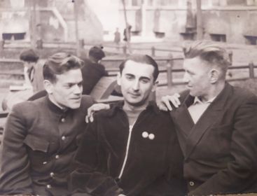 Друзья по МЭИИТ, 1949 г. Слева - Игорь Копейкин, справа - Саша Коровкин. Кто в центре - ?