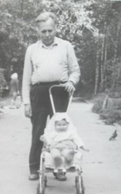 Деушка с внучкой на прогулке)