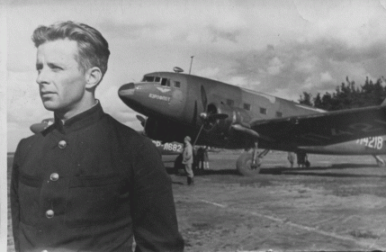 Михаил Николаевич Жигалов на фоне самолёта Ли-2. 1944 год