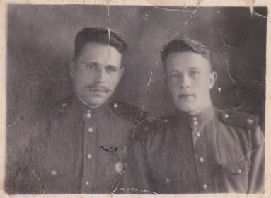 После войны служба продолжилась в Ижевске: папа(слева) в 1947 г. с земляком - Мокиным Иваном Ильичом, ставшим впоследствии свояком. Фронтовые друзья женились на...