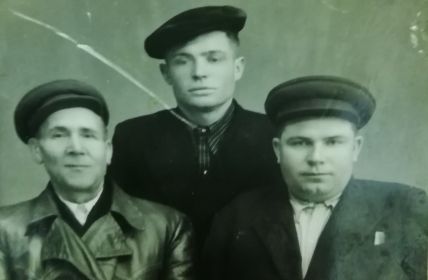 Балин Владимир Максимович (на фото в центе)