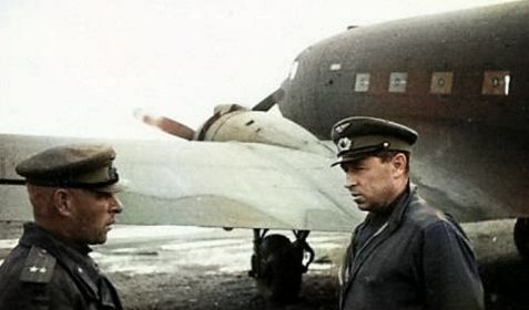 Командир 1-го ПАП полковник И.П.Мазурук (справа) и зам.командира дивизии подполковник А.Г.Мельников. Алсиб 1943-1945
