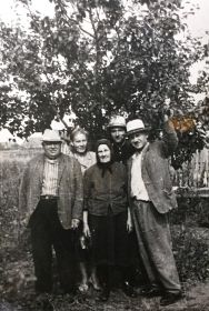 Слева направо - Иван, сестра Плешанова (Иванова) Лидия Васильевна, мать Федосья Ивановна, сват Плешанов И.А., брат Николай