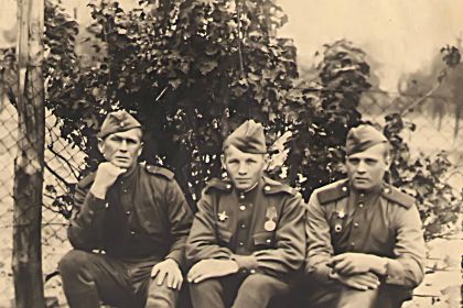 1944 год, Польша. Лавринов Владимир Леонтьевич в центре.