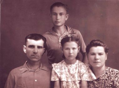 Сын Анатолий и дочь Ираида с тетей Александрой Анисимовной и ее мужем Иваном Сергеевичем.