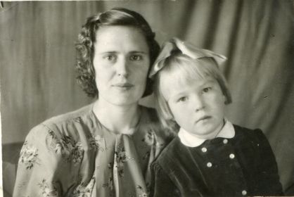 Жена Егорова (Даниловская) Анна Павловна с дочкой Тамарой, ГДР, октябрь 1953 года