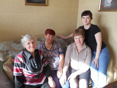 Какаулина Анна Ивановна, ее дочь Елена, дочь Галина и внучка Ольга