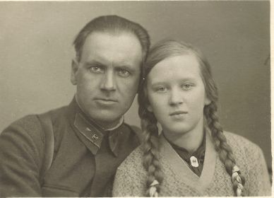 Александр Евстигнеевич перед войной со старшей дочерью Анной