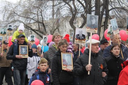 Внук Александр, внучки Людмила и Татьяна со своими детьми участвуют в шествии Бессмертного полка