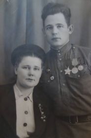 Сергей Гусельников с сестрой Клавой после войны