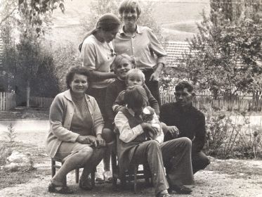 Бабушка с дедушкой, рядом дочь Людмила, Наталья, сын Николай, племянница Света и племянник Николай