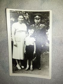Семья Логуновых (слева направо): тетя Вера, дядя Вася и их дочь Татьяна
