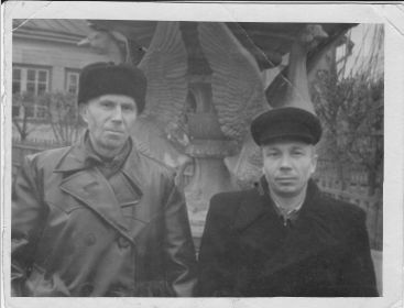 Послевоенная фотография. Казаков Лазарь Максимович справа, рядом со своим отцом Казаковым Максимом Лазаревичем