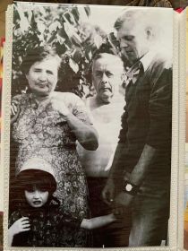 Прадедушка с пробабушкой и внучкой (моей мамой) и дедушкой моим