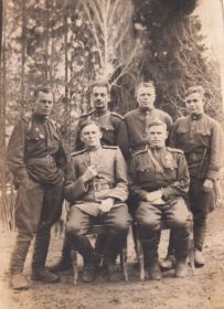 Боевые товарищи (на фото - справа)
