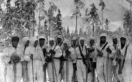 Группа разведчиков. Виталий Корчажкин пятый слева.