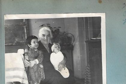 Я, моя сестра Ася и бабушка Ася (Астгик). 1961 год