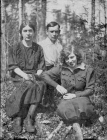 Геннадий Леонтьевич с мамой Софьей Петровной и сестрой Ирой